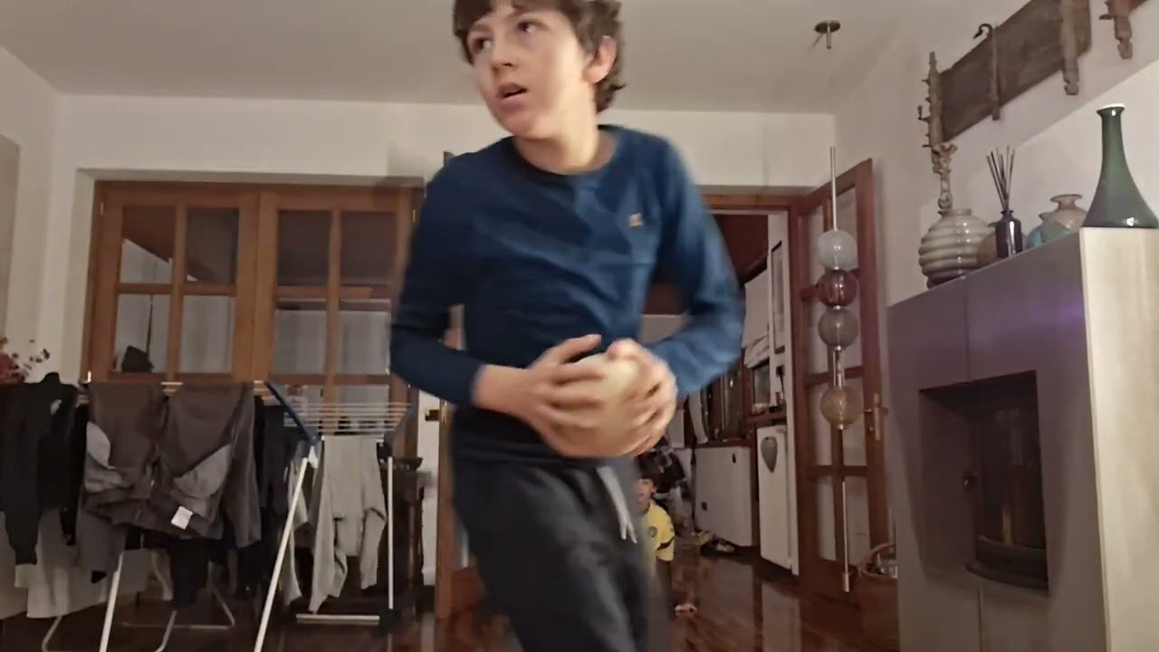 Sfida a calcio, in casa,abbiamo interrotto il video per...