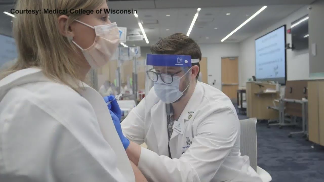 Pharmacy students help with COVID-19 vaccination effort
