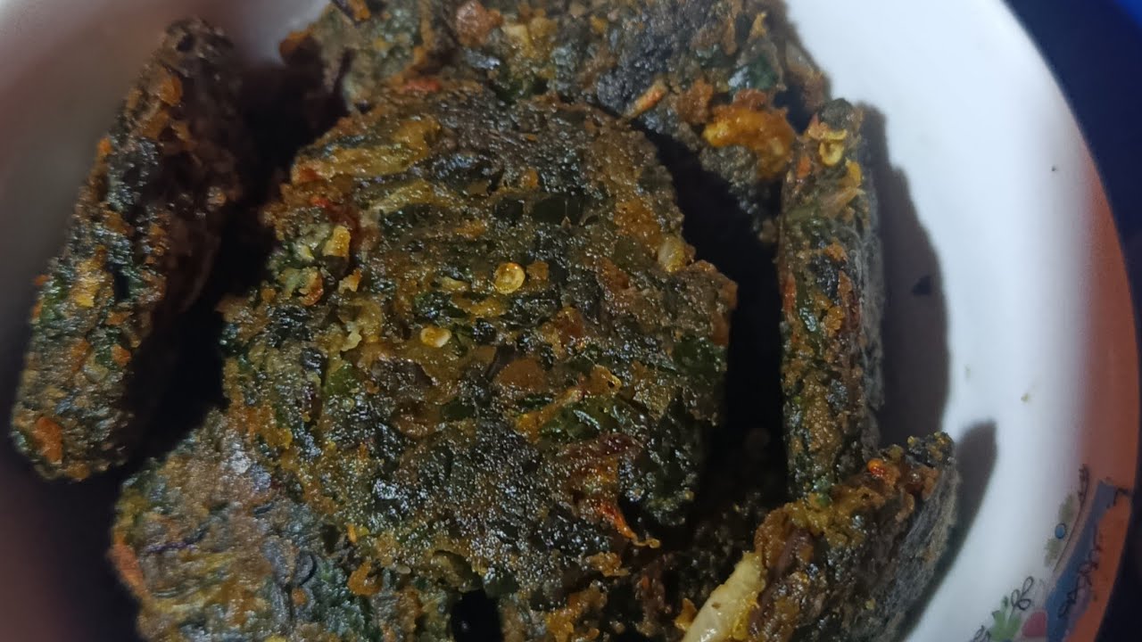 বানিয়ে ফেললাম বৃষ্টির দিনে মিষ্টি আলু পাতার পাকুরা। মচমচে মজাদার রেসিপি।