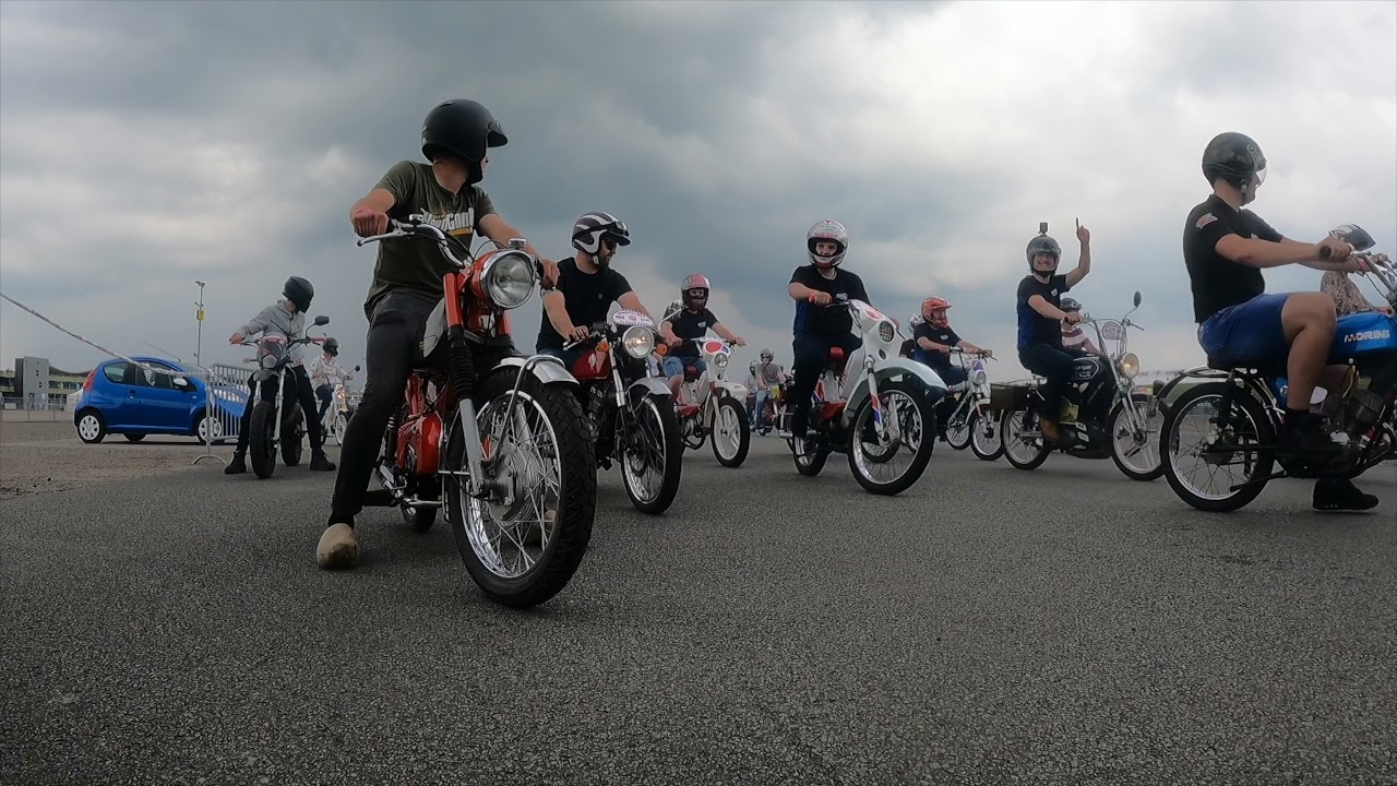 BromfieTTs richting de baan 350+ bromfietsen! 4K - 2021