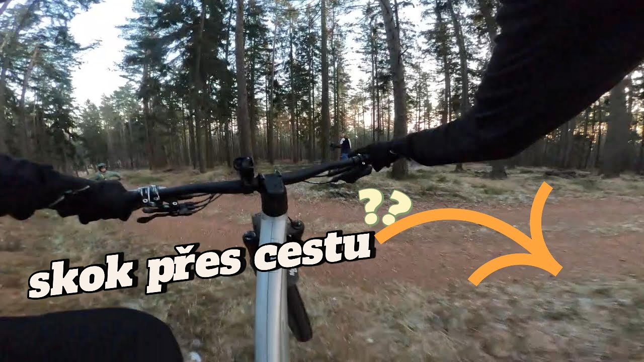 Zmrzlý trail a skok přes cestu.