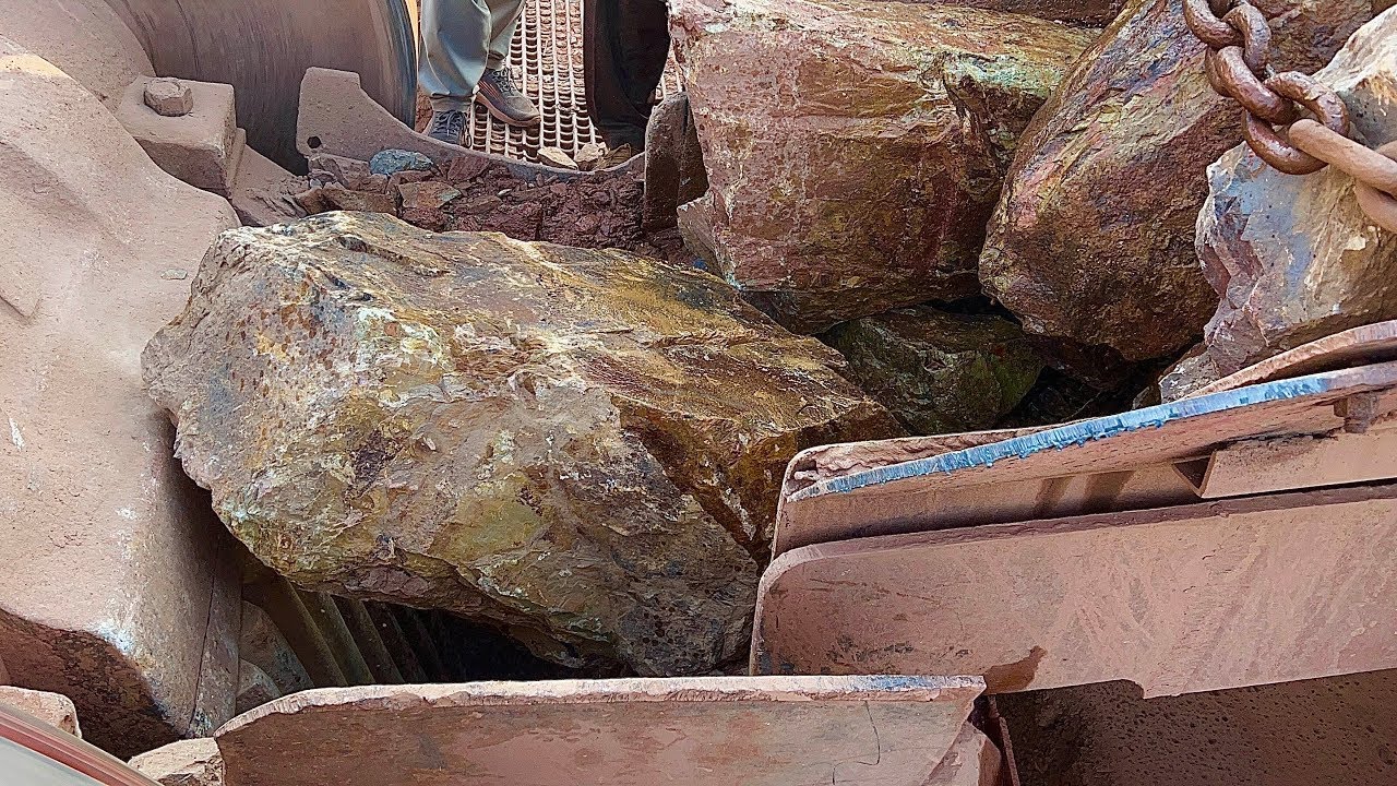 GIANT How to STONE 🪨 CRUSHER works? 💪 How to CRUSH ROCKS? ⚒️ Jaw Rock Crusher.