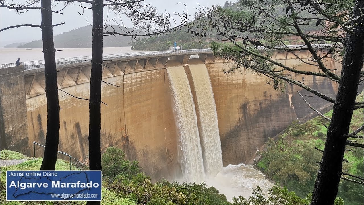 De barragem quase vazia a cascata impressionante