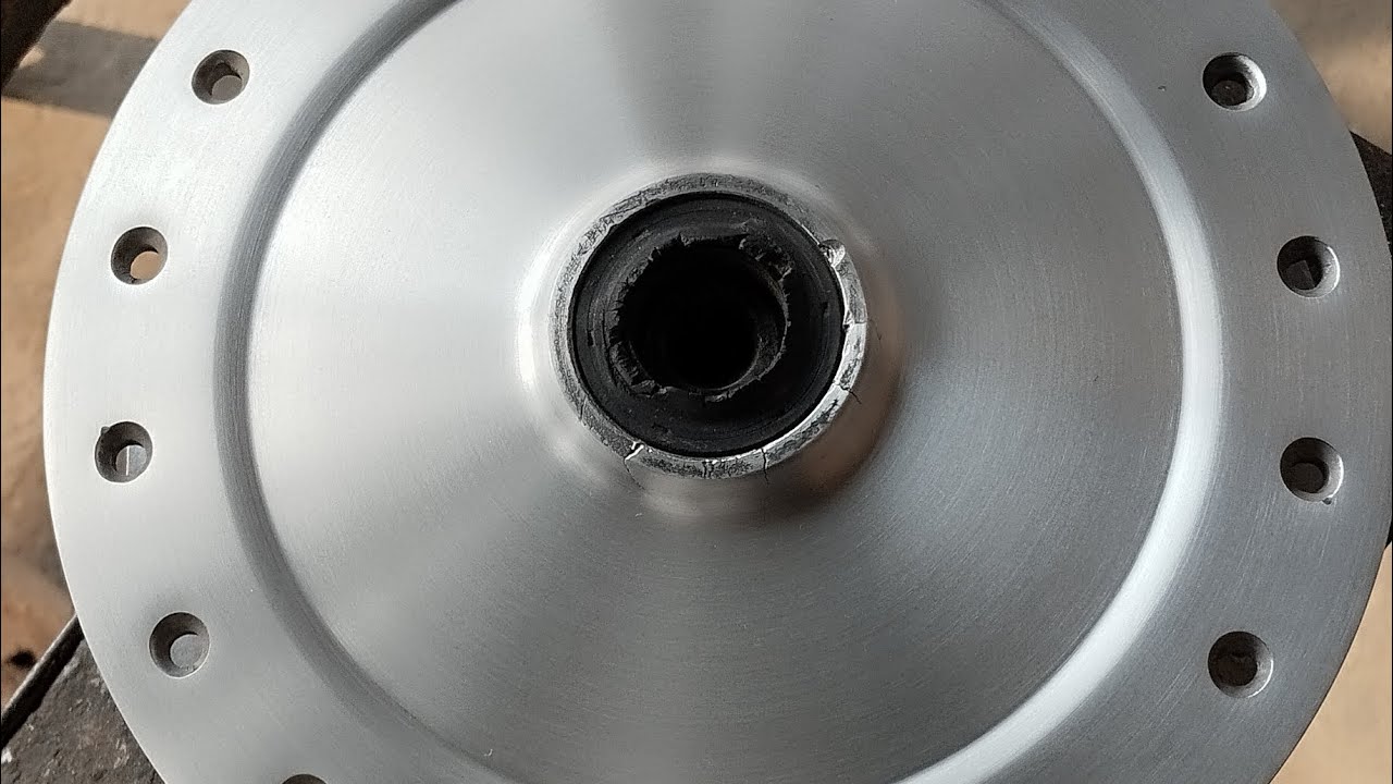 how to polish wheel hub| how to rust remove to motorcycle hub | cleaning weel hub on lathe |
