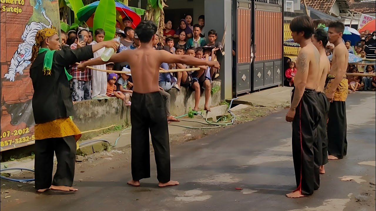 Atraksi debus laskar lembu jati live ngumpak jabon mojoanyar
