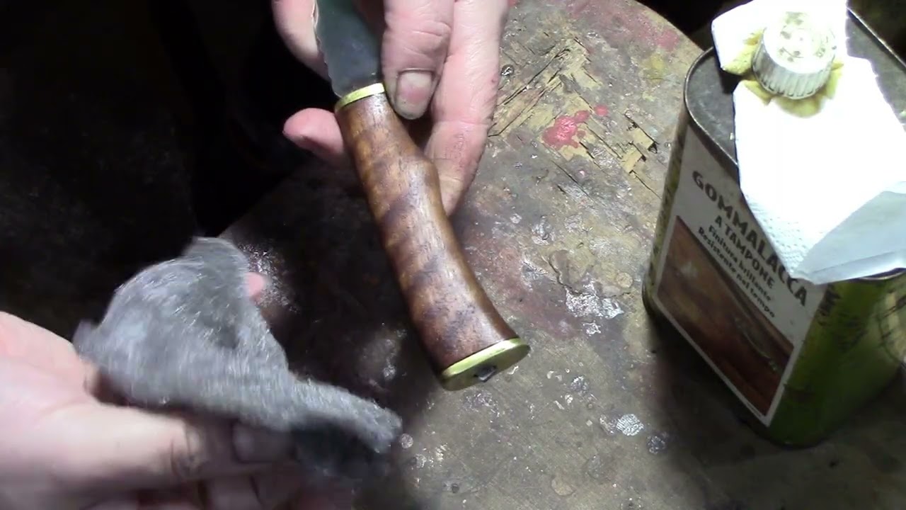 Skinner 10)  Finitura del legno a gommalacca.
