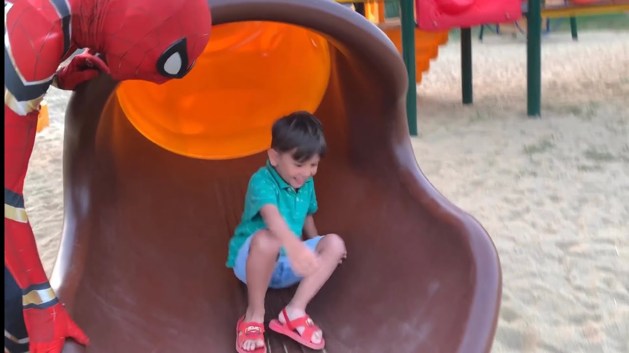Yusuf, Spiderman ve Penguen parkta saklamba&ccedil; oynuyorlar. Yusuf kaydırağa saklandı vee sobeledi😍