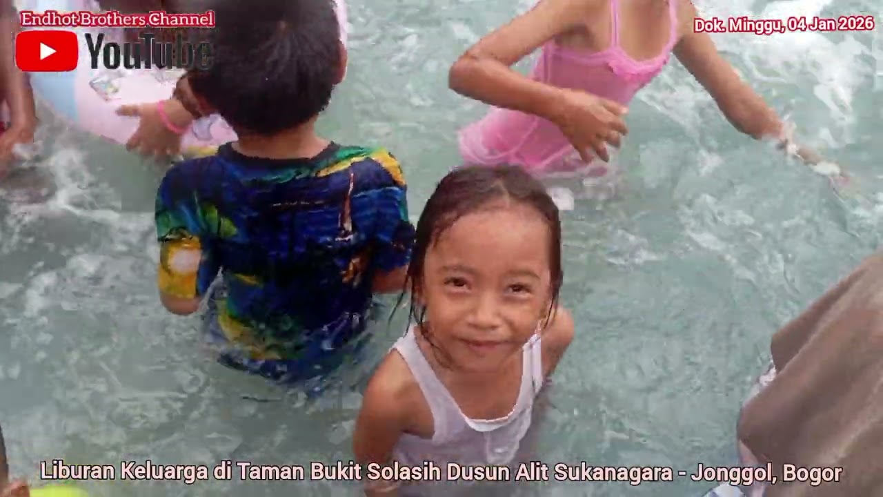 Liburan di Taman Bukit Solasih Dusun Alit Kolam Renang dengan pemandangan pegunungan
