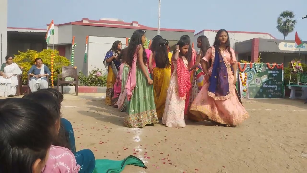 ઝૂમ ઝૂમ માકણી ગ્રુપ પ્રાથમિક શાળાના વિદ્યાર્થીનીઓ દ્વારા રજૂઆત