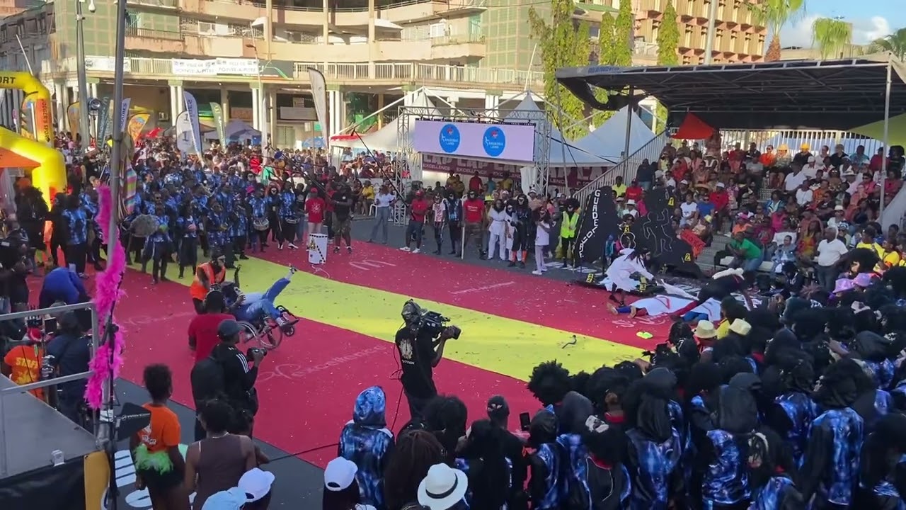 Prestation de Mass Moule Massif lors du carnaval de pointe à pitre du dimanche gras 2023