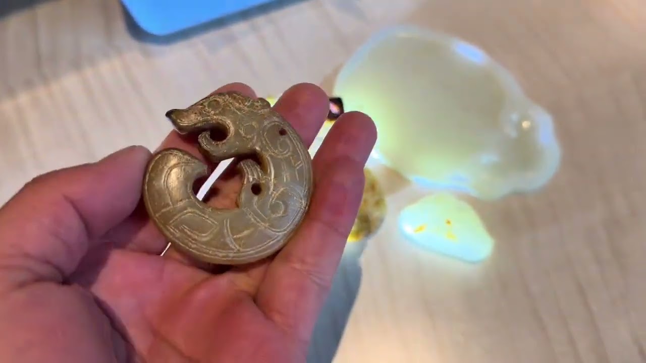 古玩摊 卖玉的老板赔钱放漏给依宁一块好玉！快来看看吧