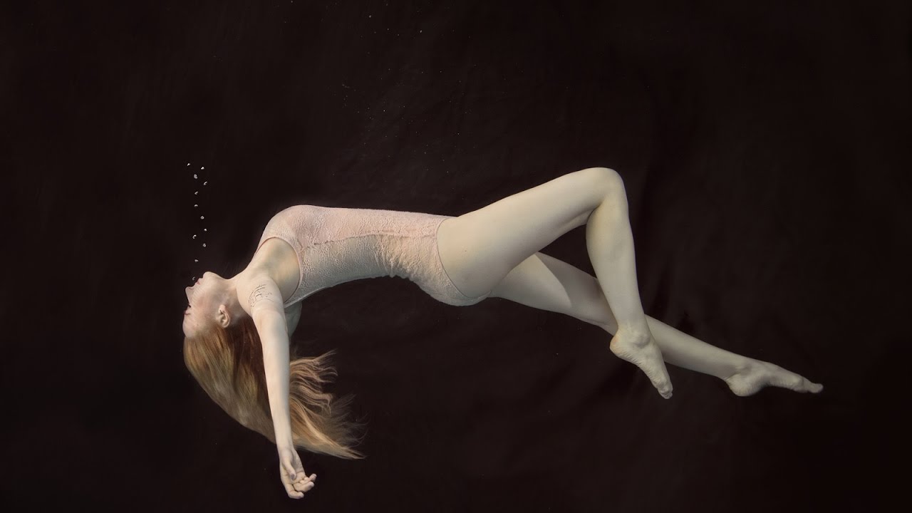 Behind the scenes Underwater photo session with Shopaholic Nicol