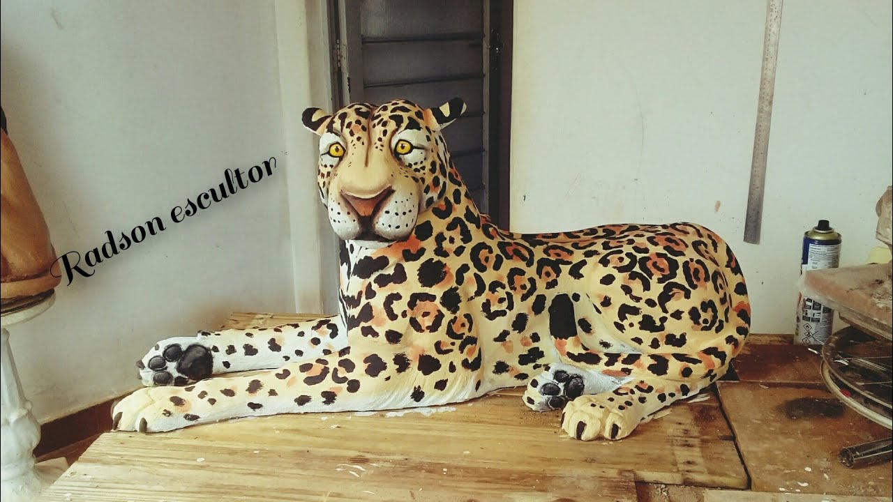 escultura de onca  em cimento