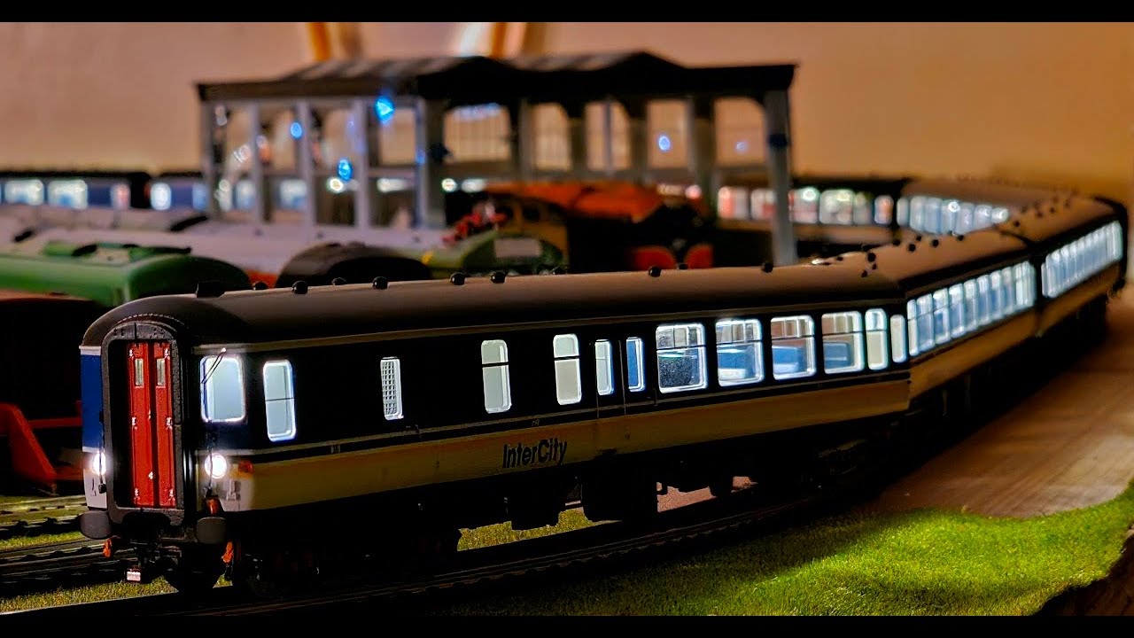 Irish Railway Models (IRM) Northern Ireland Railways Mark2B/C Coaches in 00 Gauge Unboxing & Review