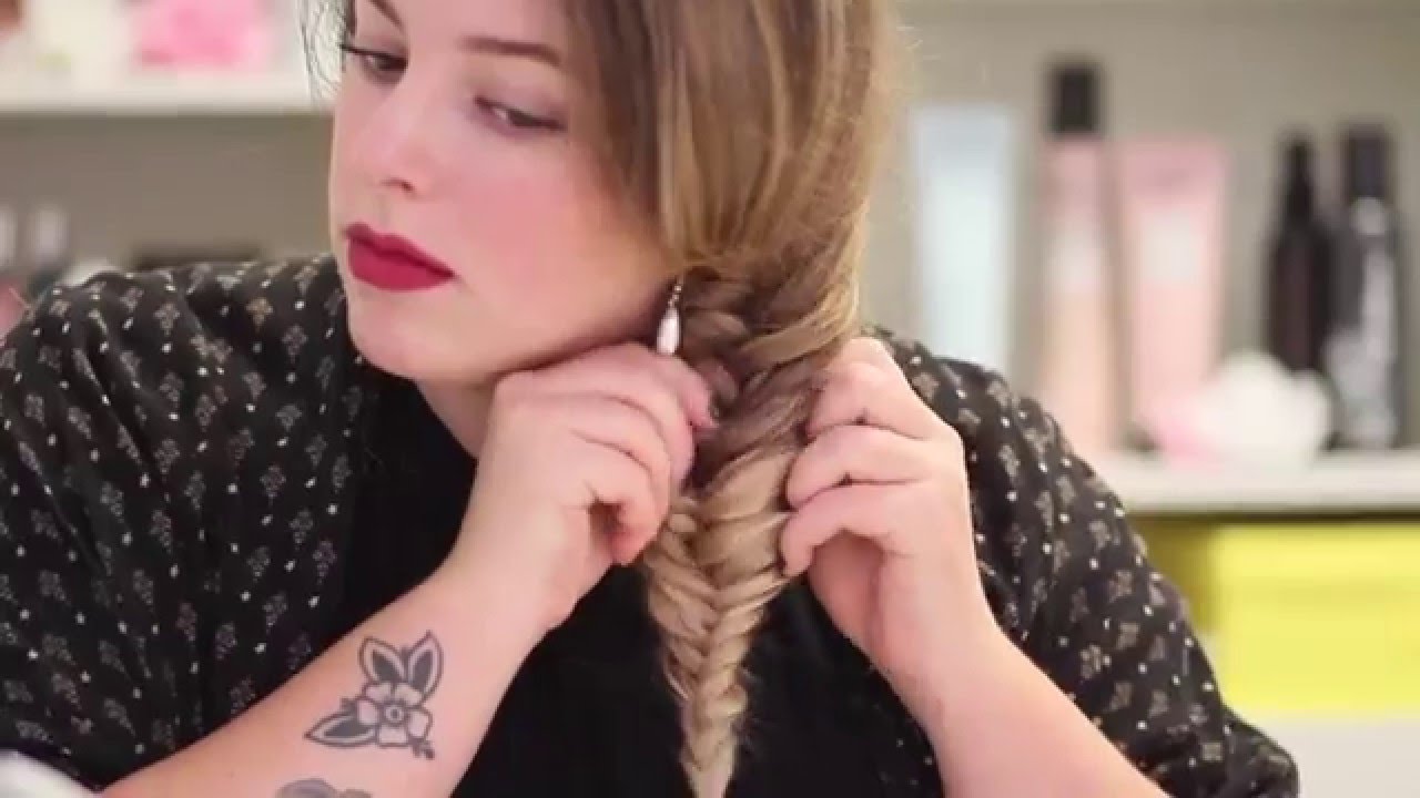 Coiffure: comment r&eacute;aliser une tresse queue de poisson