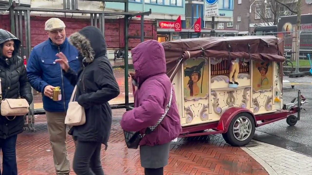 2024 12 07 Een draaiorgel in de regen op de Dappermarkt