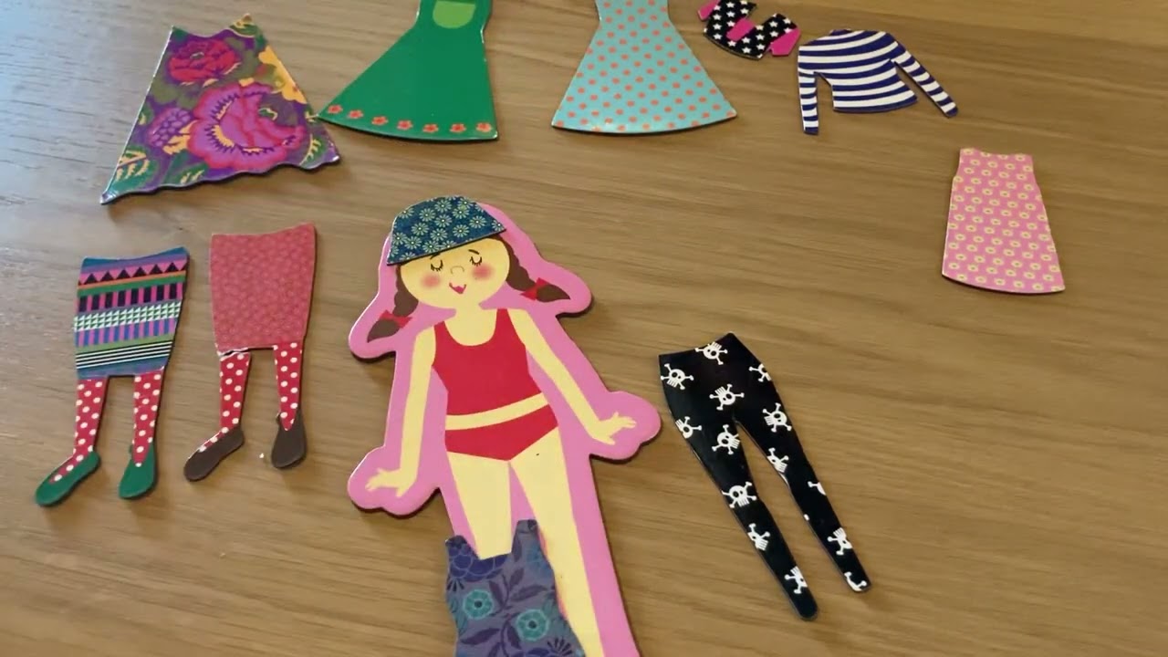 Commessa di un negozio per vestiti, aiuto a scegliere outfit per ufficio - ASMR