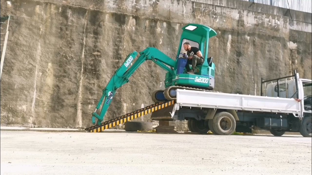 Первый съезд из грузовика на мини экскаваторе Hanix sb300