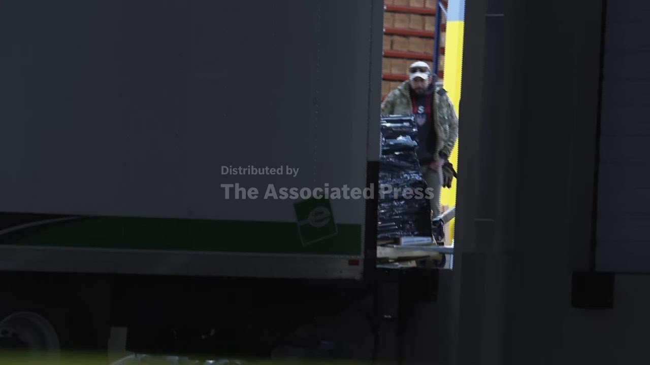 FBI loads boxes from Fulton County elections office into trucks