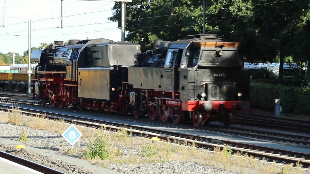 Locomotieven 64 415 en 23 076 lopen om en vertrekken weer uit Apeldoorn met een personentrein