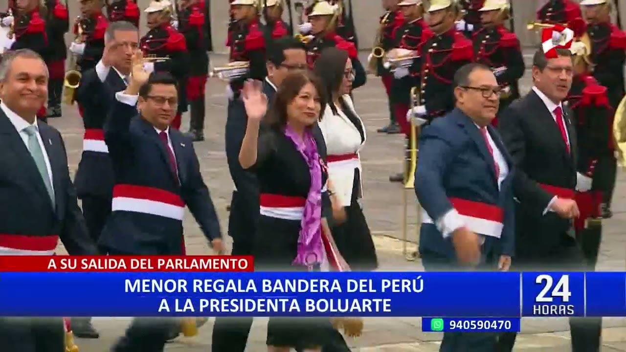 Dina Boluarte: niño interrumpe recorrido oficial para entregarle bandera peruana