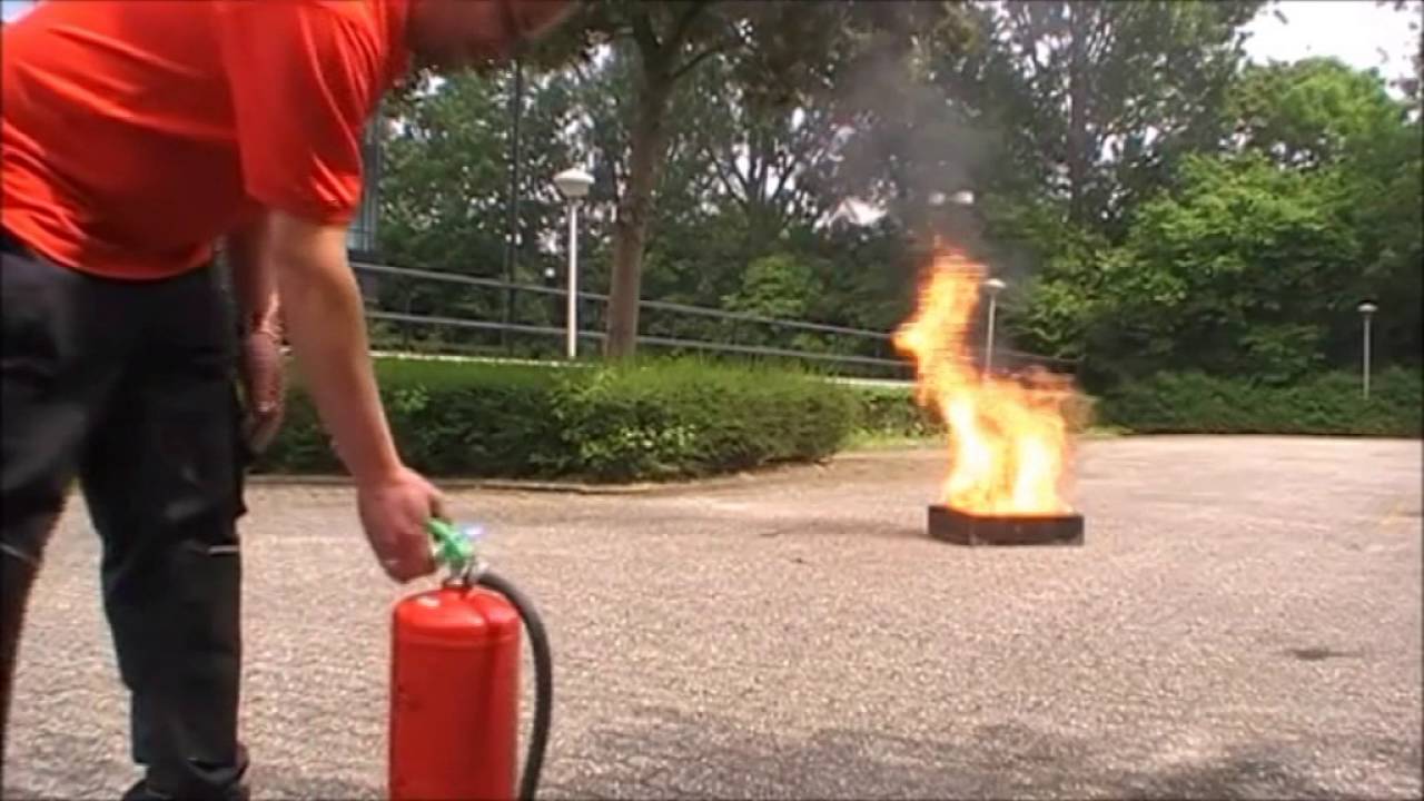 Instructie Brand - 4.  Blussen vloeistofbrand met een schuimblusser