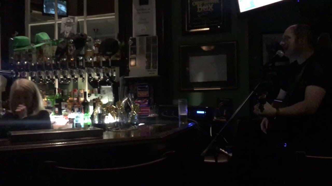 Dublin busker serenades the night away in the old Michael Collins dive bar (20.09.18)