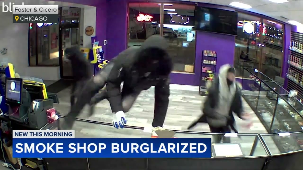 3 burglars smash into Chicago smoke shop