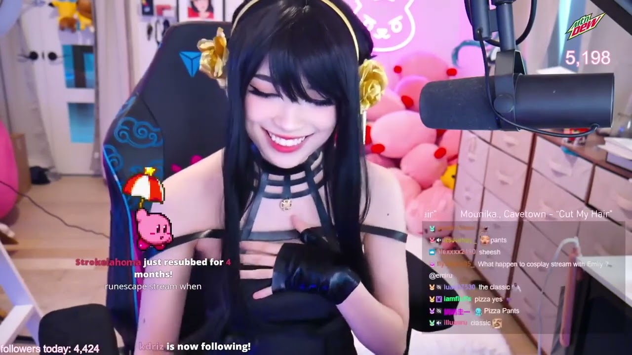 Emiru's hottest cosplay Ever.👧❤️
