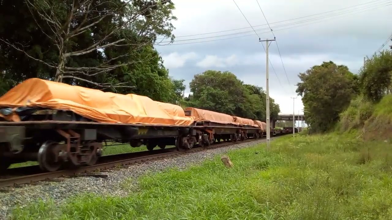 Maquinista gente boa, trem da MRS passando em Taubaté com carga geral com 3 locomotivas.