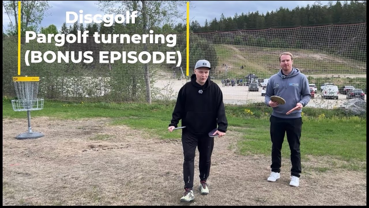 Discgolfern spiller pargolfturnering på Skimore i Kongsberg med Adrian Kristiansen.