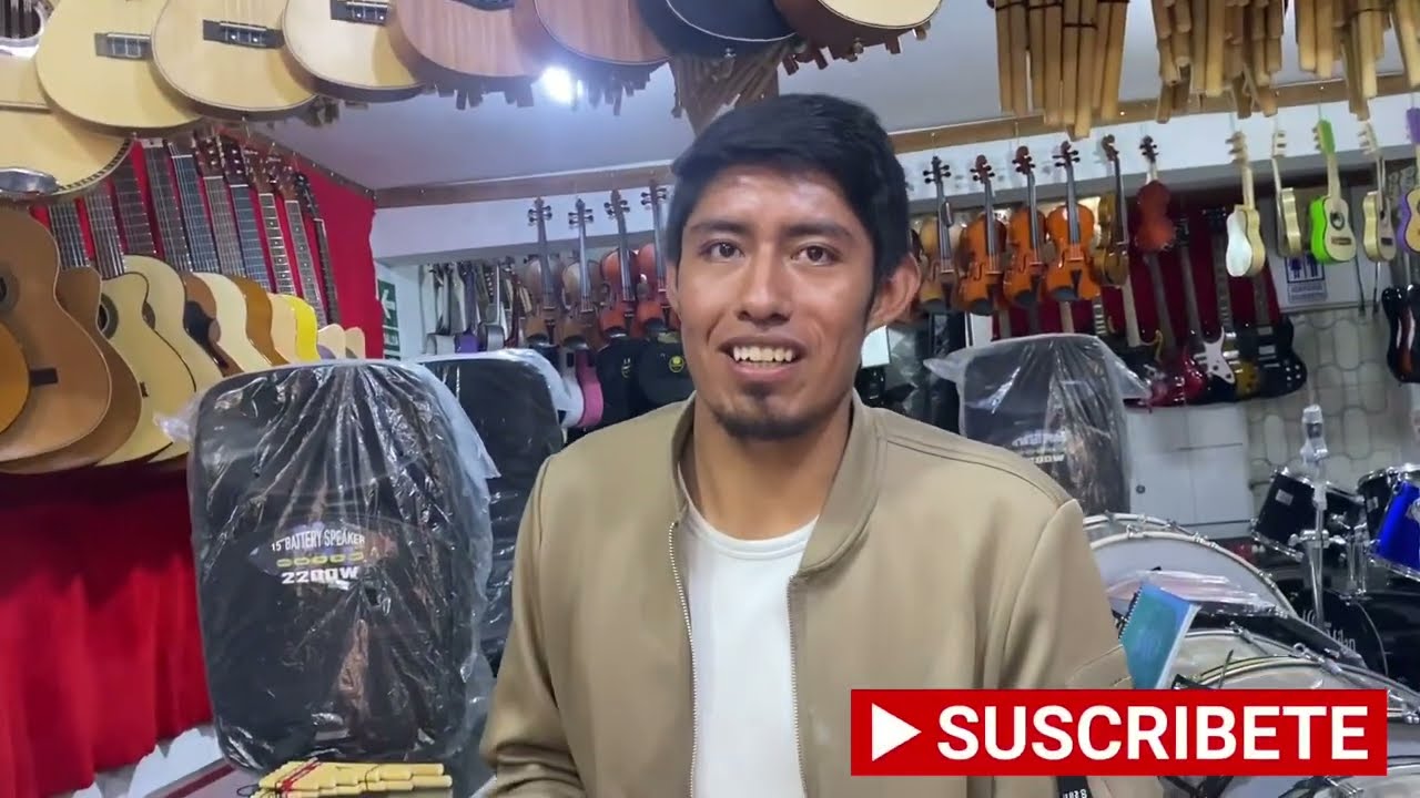 Probando instrumentos profesionales en la tienda dos de mayo