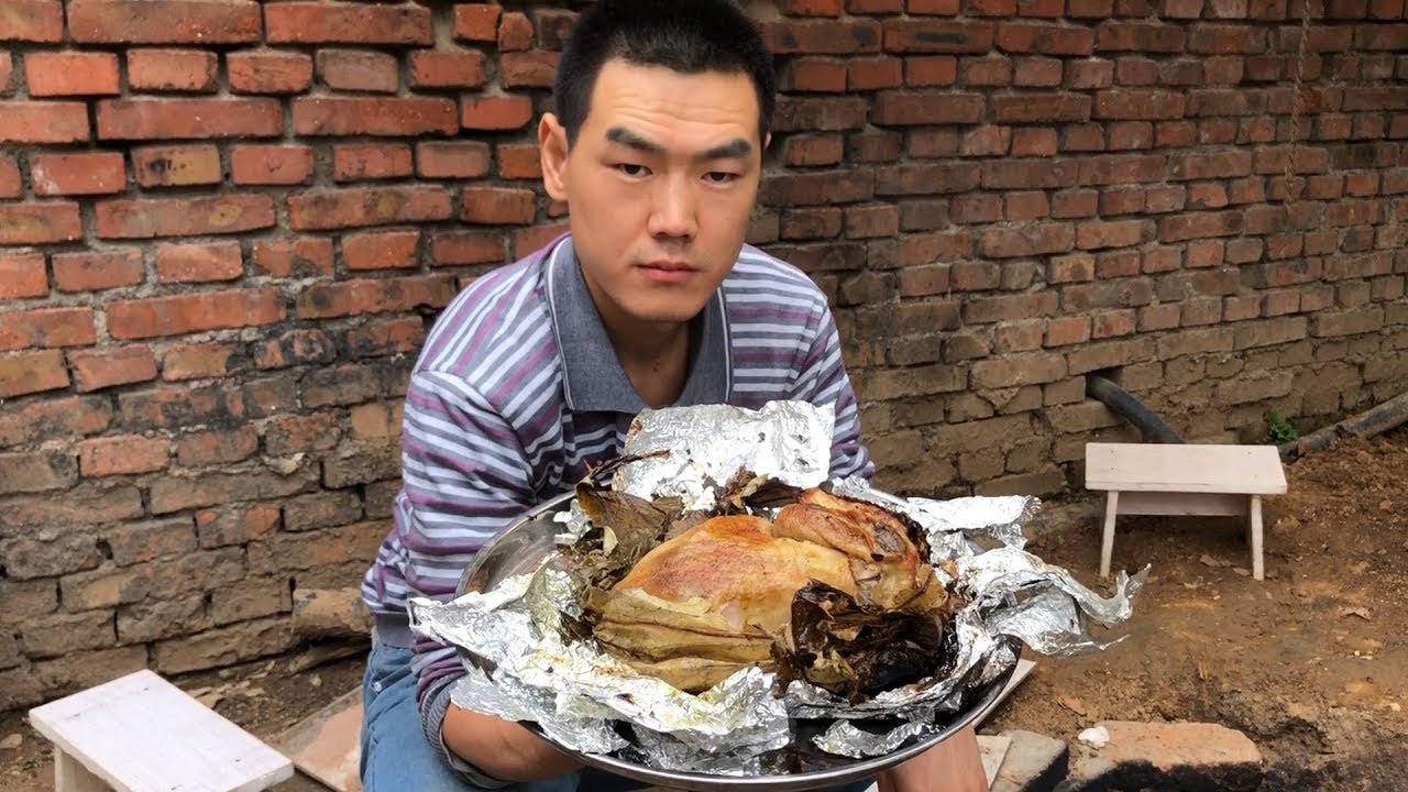 【食味阿远】阿远在家烤“叫花鸡”吃，裹起来烧2小时，四叔尝了下说好吃 | Shi Wei A Yuan