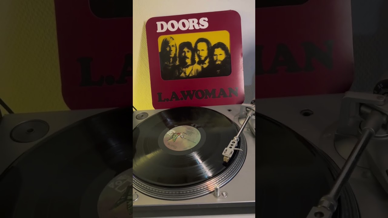 Окунитесь в атмосферу классики The Doors вместе с пользователем TikTok u/bobby.on.wax, который кр...
