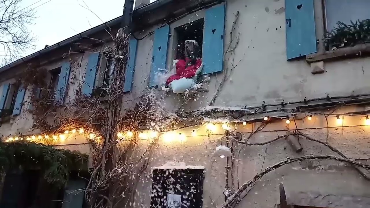 Frau Holle schüttelt die Betten - ES SCHNEIT - im Rittergut Endschütz - Weihnachtsmarkt 2022