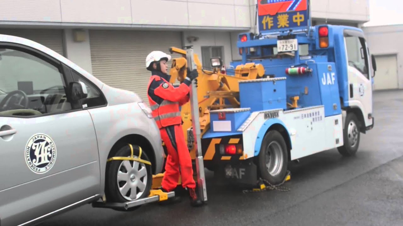 現役JAF隊員がレッカー作業を実演してくれました！