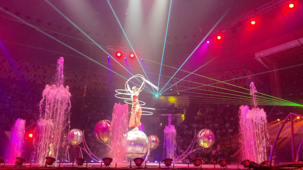 Гимнастка с обручами на шаре Альдана Абдулаева. Водно-цирковое шоу 