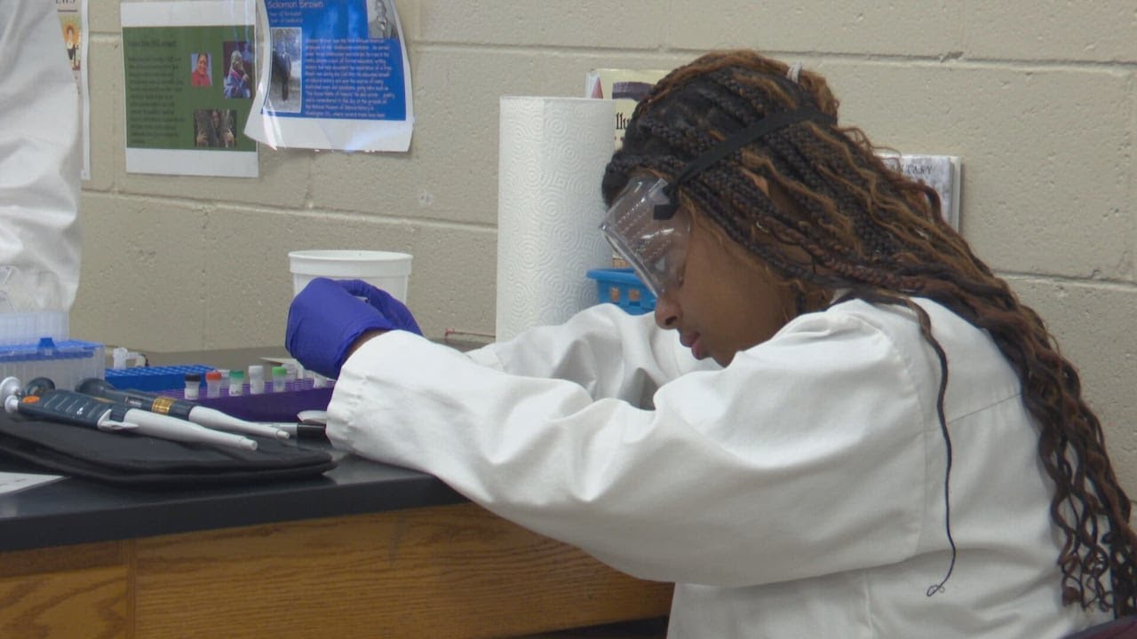 Dothan High students extract peanut DNA in classroom lab