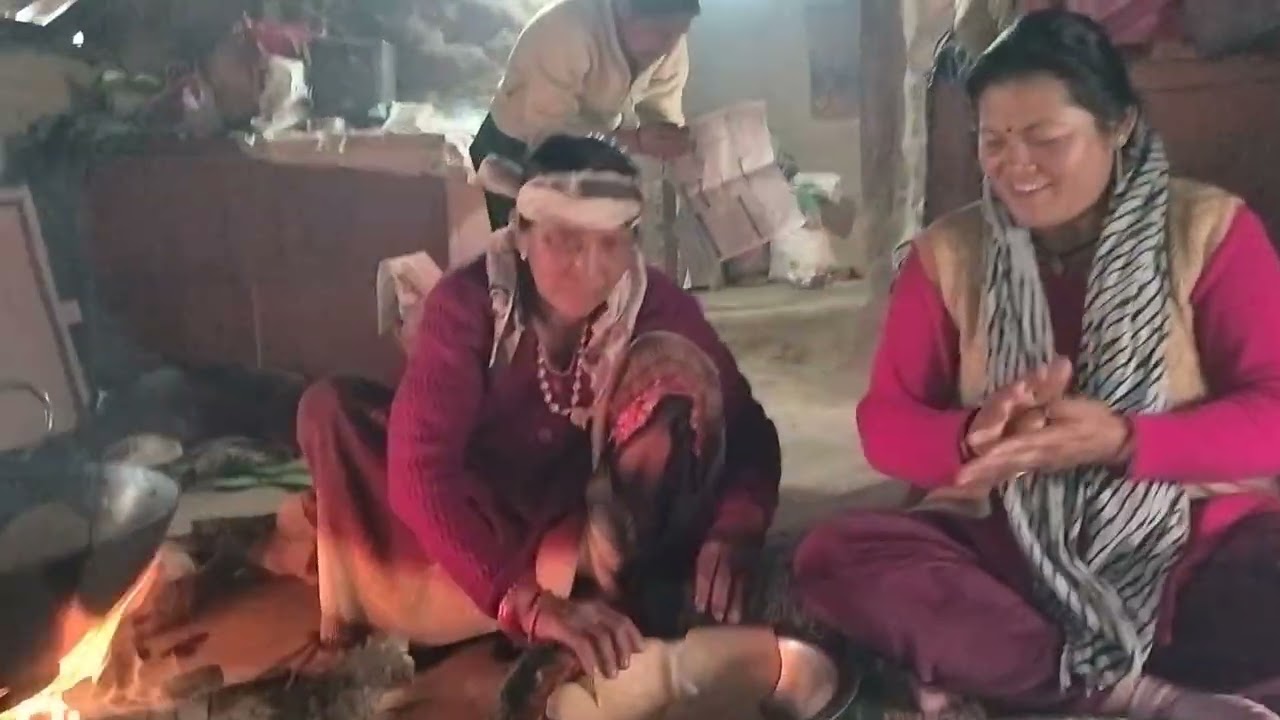 आज थी गांव में पूजा 🥳😍 हम लोगों ने बनाई पूरियां 