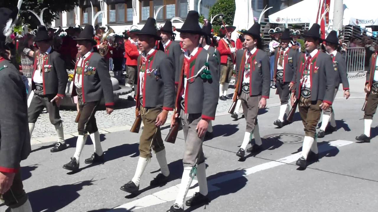 Film 4, Aufmarsch und Defilierung am  Marktplatz