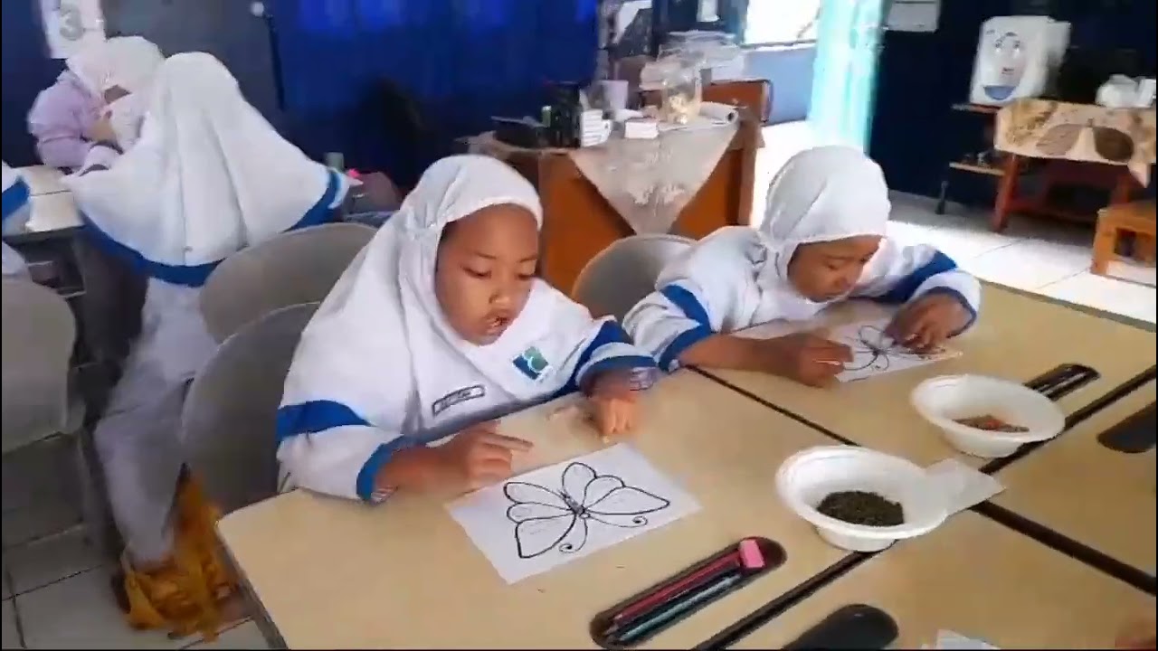 Membuat Kolase dari Bahan Alam berupa 