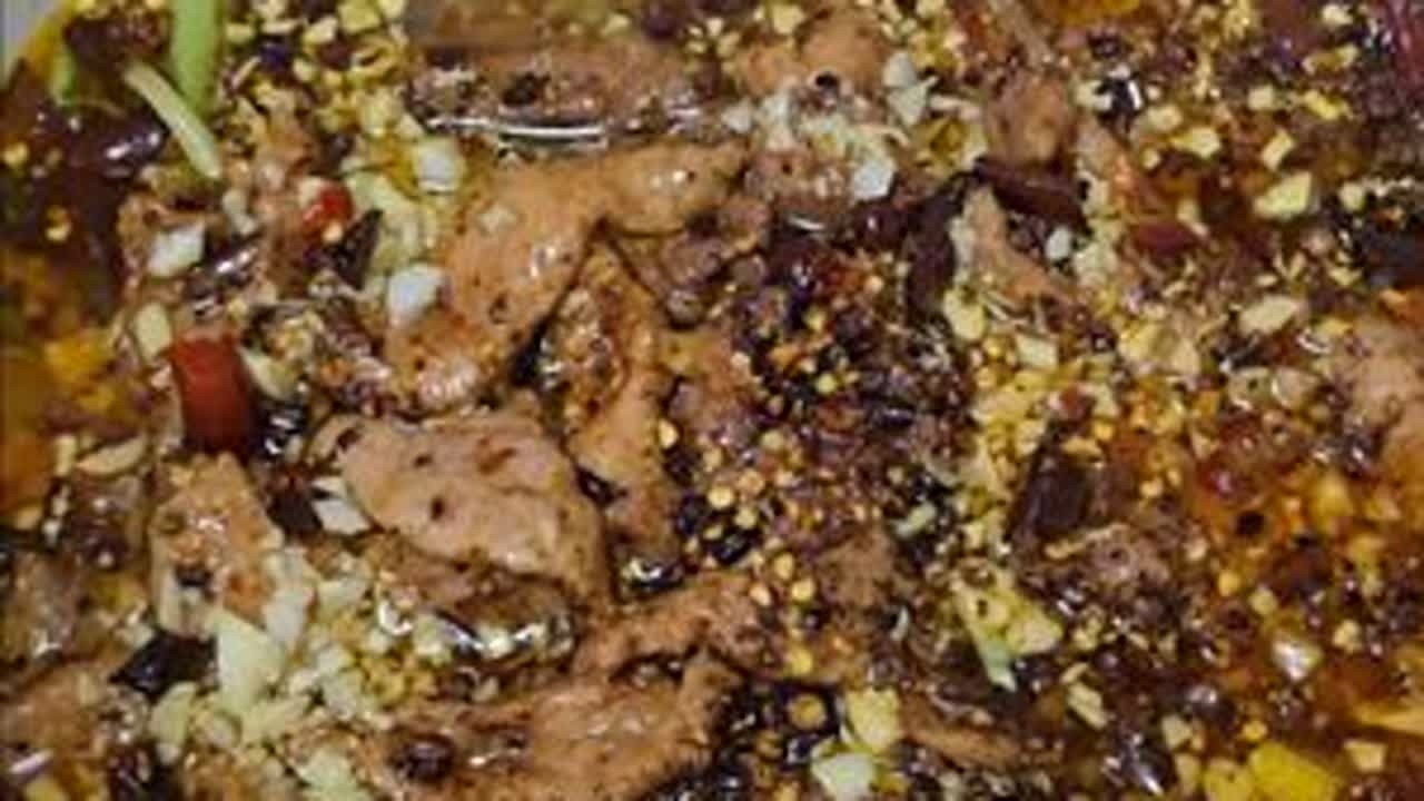 水煮肉片 水煮肉片的制作过程，包括腌制肉片、准备配菜、做刀口辣椒、调料、烹饪和装盘。四川的代表菜之一。#水煮肉片