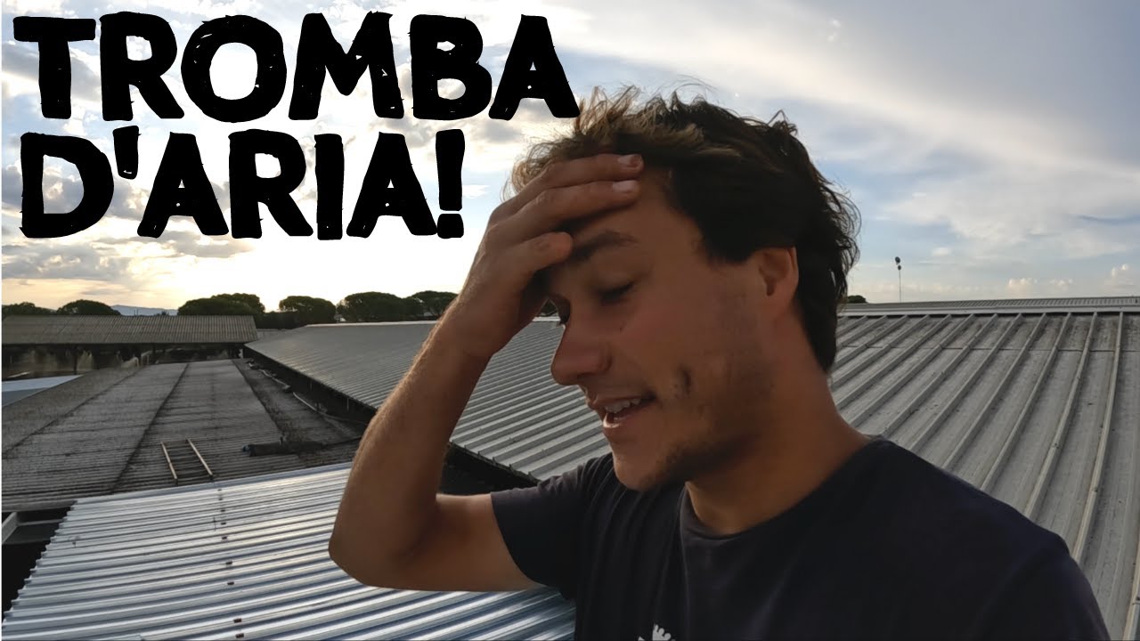 Una tromba d'aria sfonda il tetto della stalla