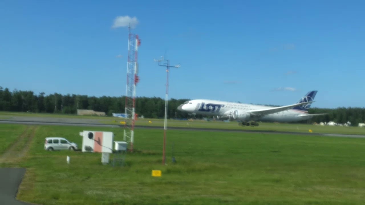 #B787 Polish Airlines LOT landing in Gdansk Airport