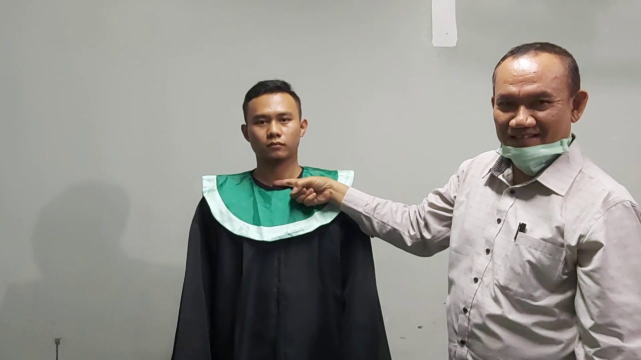 Tutorial Pemakaian Baju Toga IIM Surakarta.