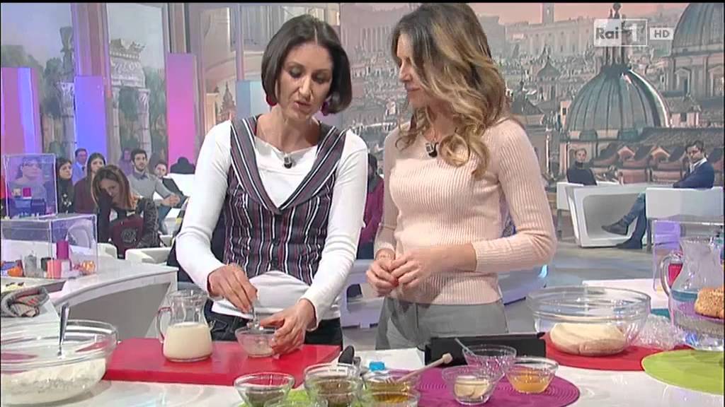 Panini al latte e all'olio - autoproduzione e decrescita felice - Lucia Cuffaro Rai 1