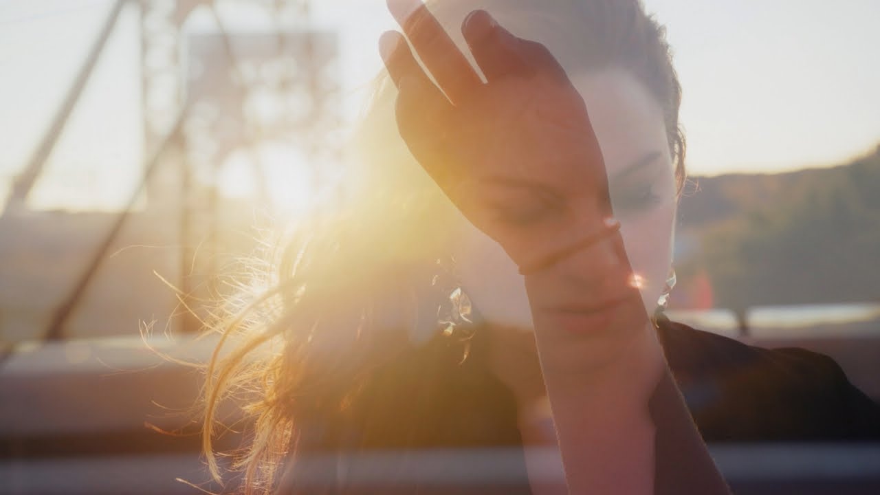 Bridget Kibbey – Caja de Música: Energético (OFFICIAL MUSIC VIDEO)