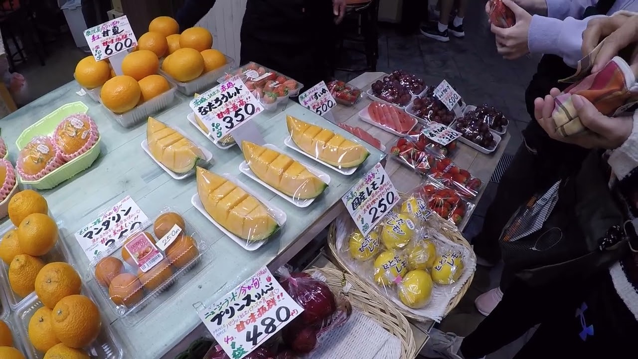 ตลาดโอมิโจ (Omicho Market)  อาหารทะเลสดๆ เช่น ปู ปลาหางเหลือง และกุ้ง