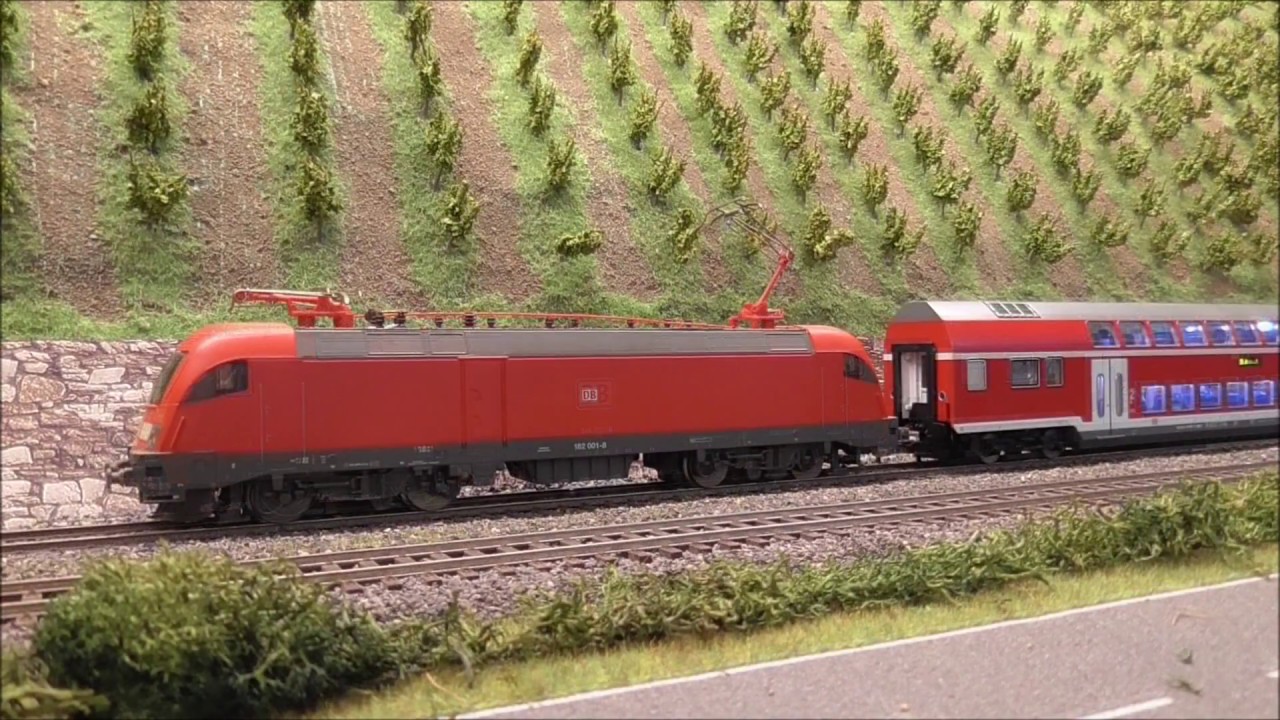 Zwischendurch ein Doppelstockzug  DB Regio  in Harrstadt