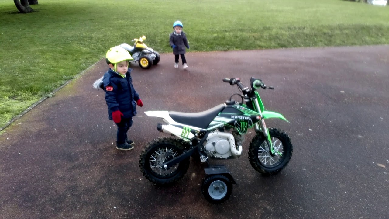 Ycf 50 premier pas des jumeaux